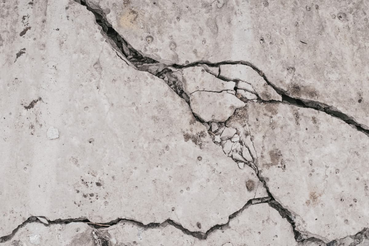 concrete wall floor crack